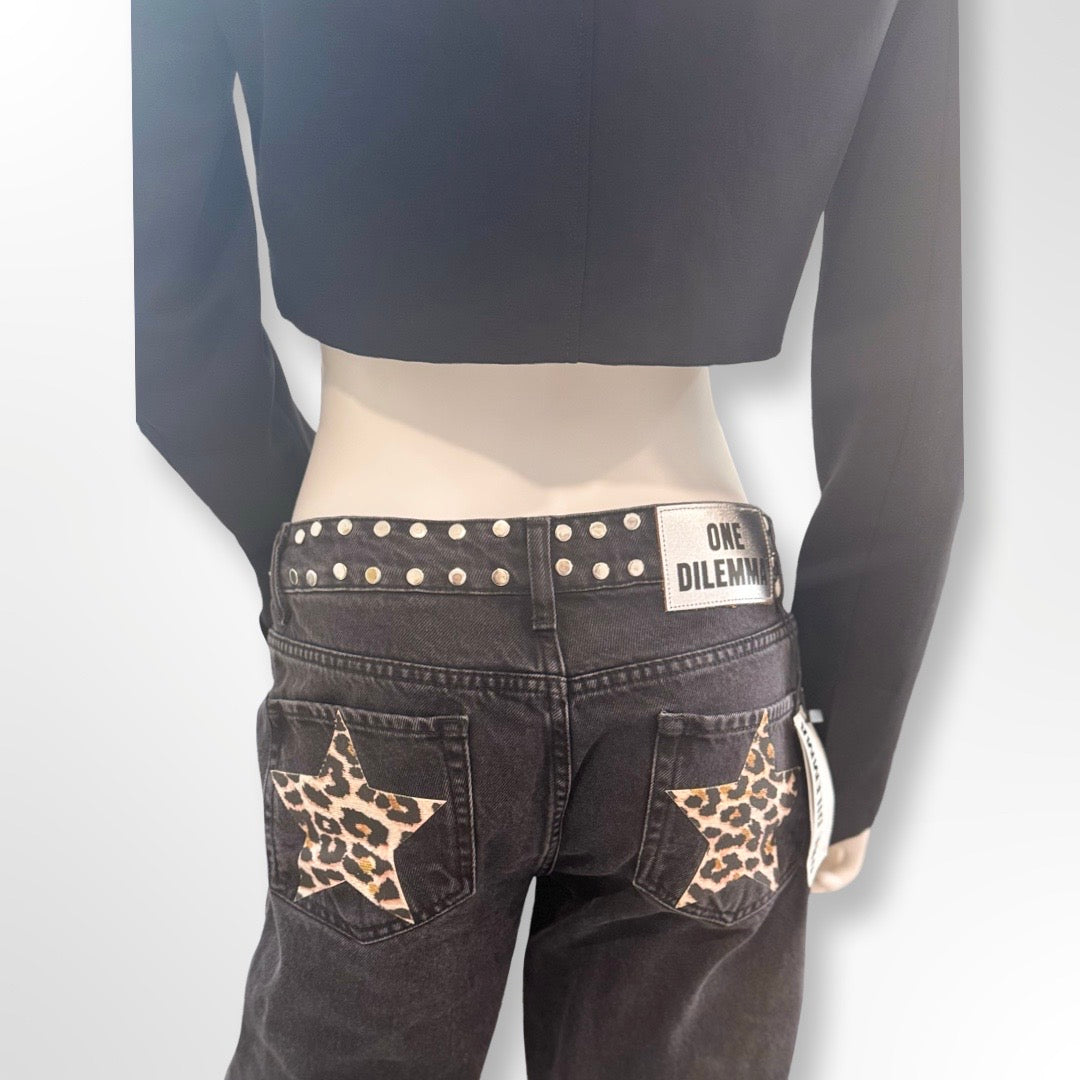 Jean recto con cinturón con tachuelas