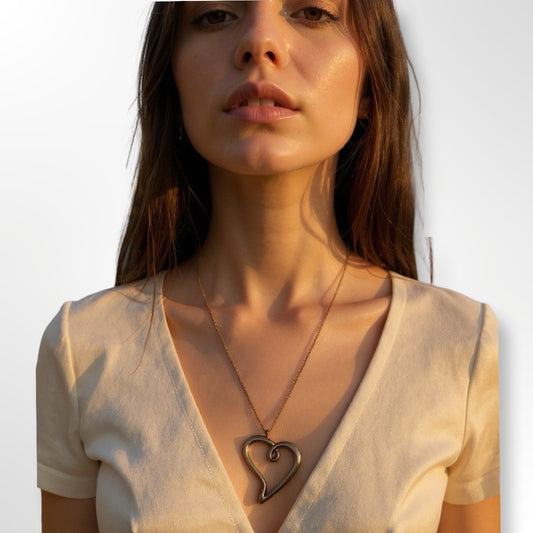 Collar dorado con corazón