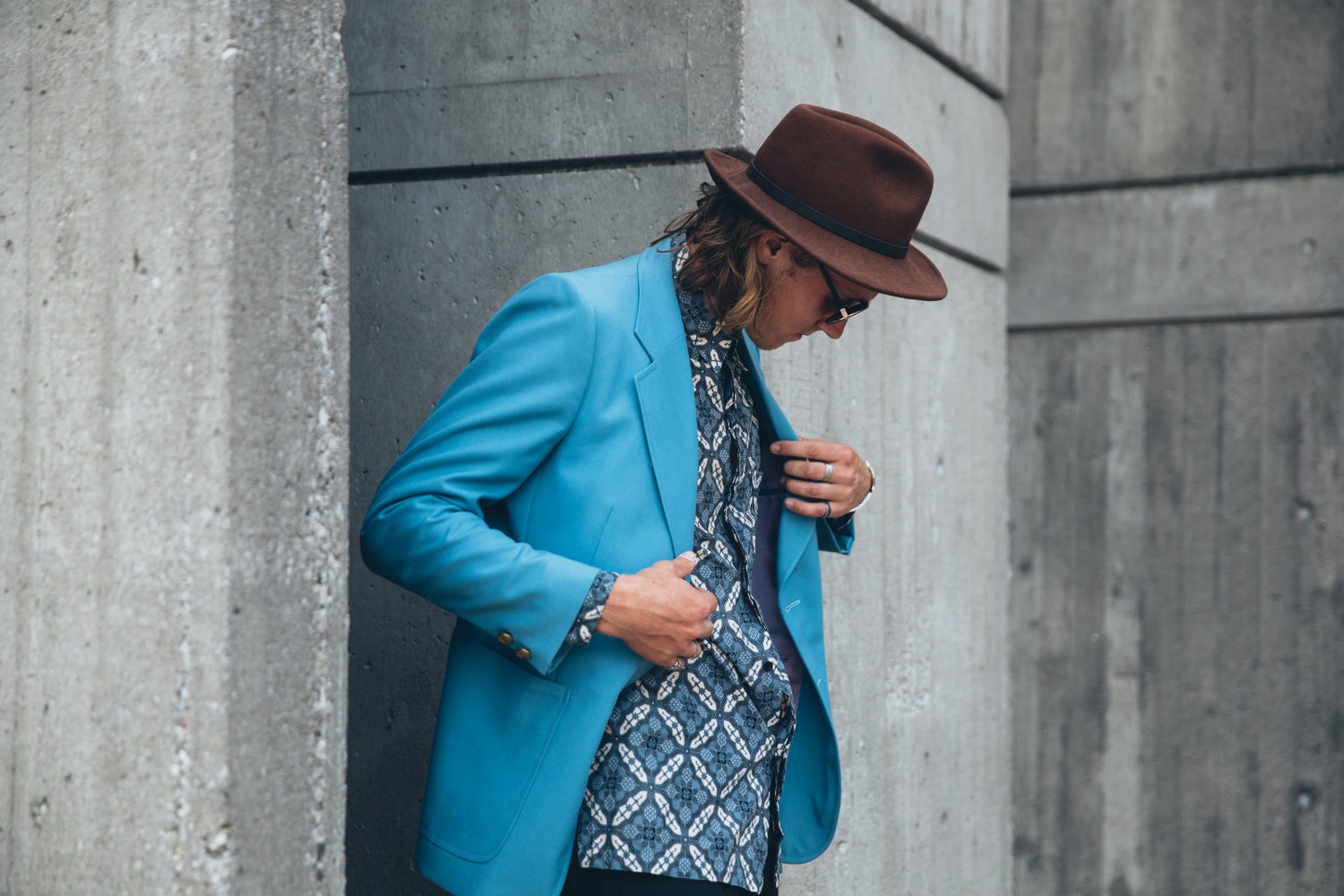 Hombre moderno con saco celeste
