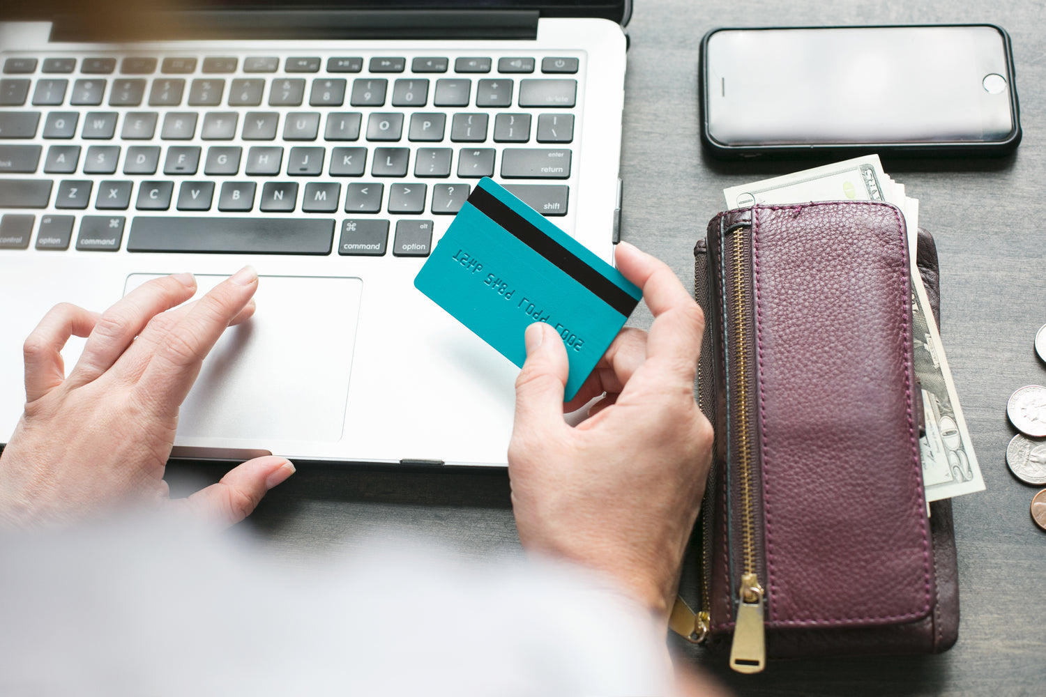 Mujer comprando online con tarjeta de crédito