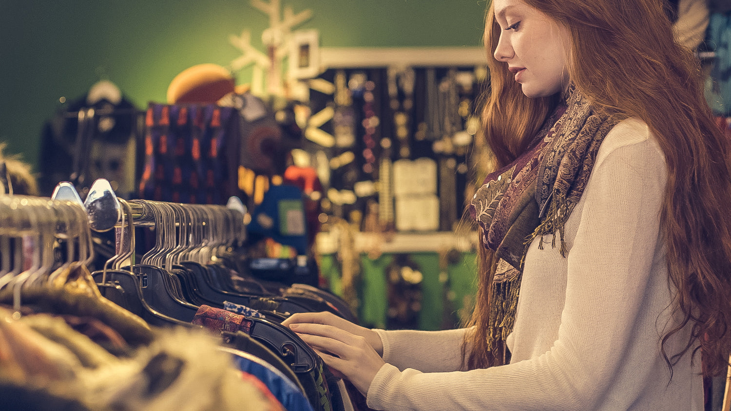 Mujer comprando ropa