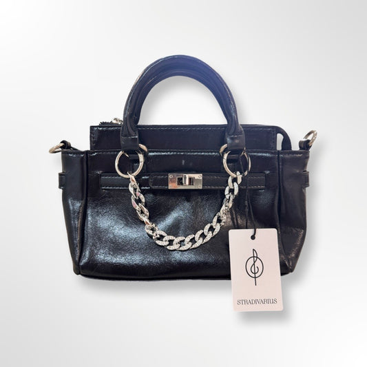 Bolso negro con cadena