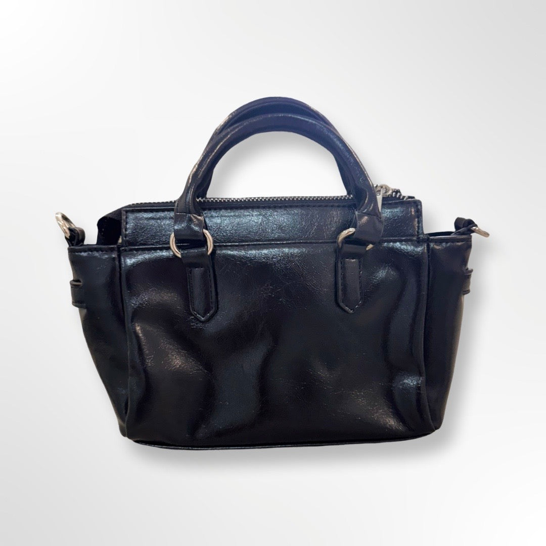 Bolso negro con cadena
