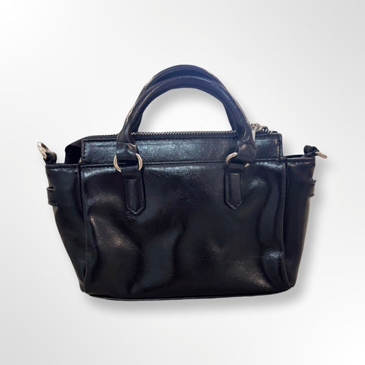 Bolso negro con cadena