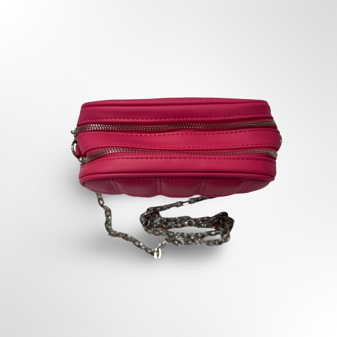 Bershka | Bolso fucsia con cadena arriba