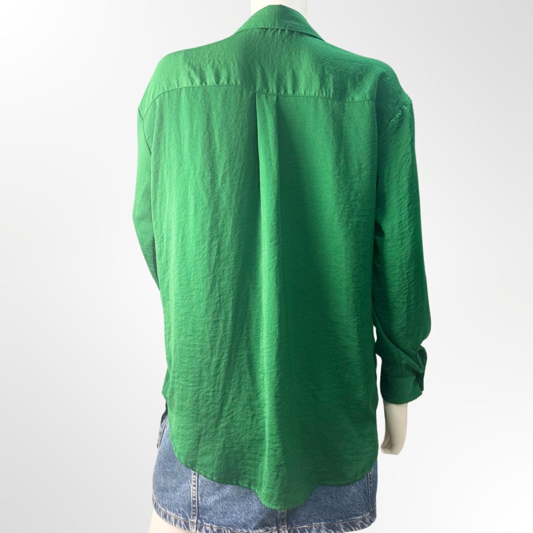 Stradivarius - Camisa satén cuello solapa verde atras