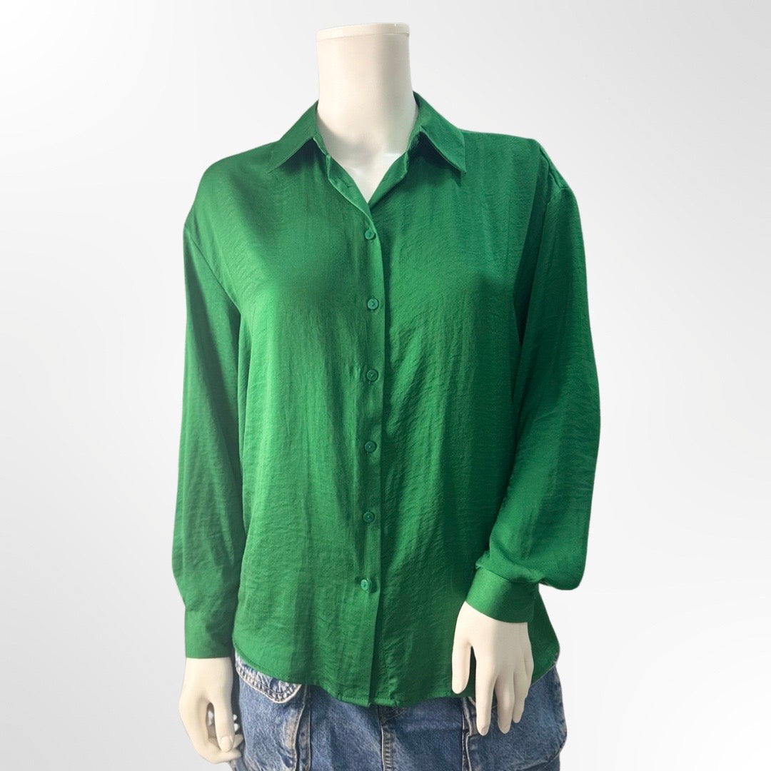 Stradivarius - Camisa satén cuello solapa verde frente