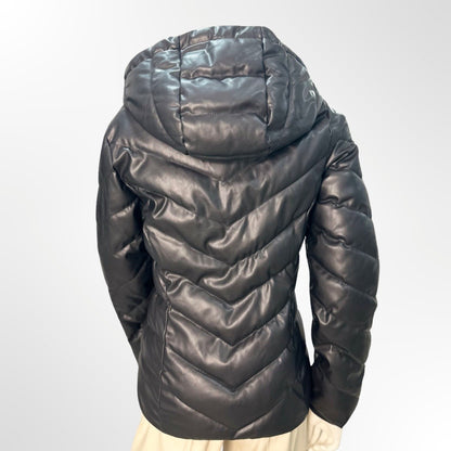 Chaqueta efecto piel con capucha