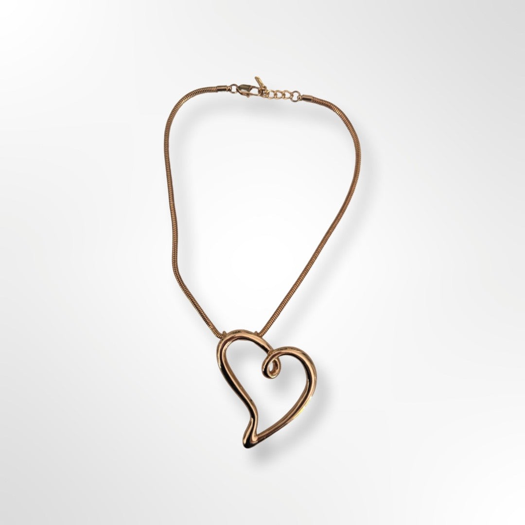 Collar dorado con corazón