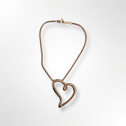 Collar dorado con corazón