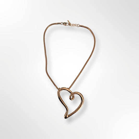 Collar dorado con corazón
