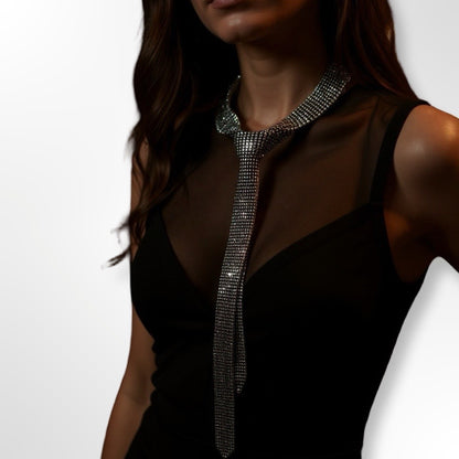Choker con forma de corbata con cristales de strass