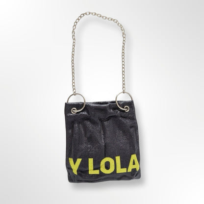 Bolso mini metalizado con cadena plateada