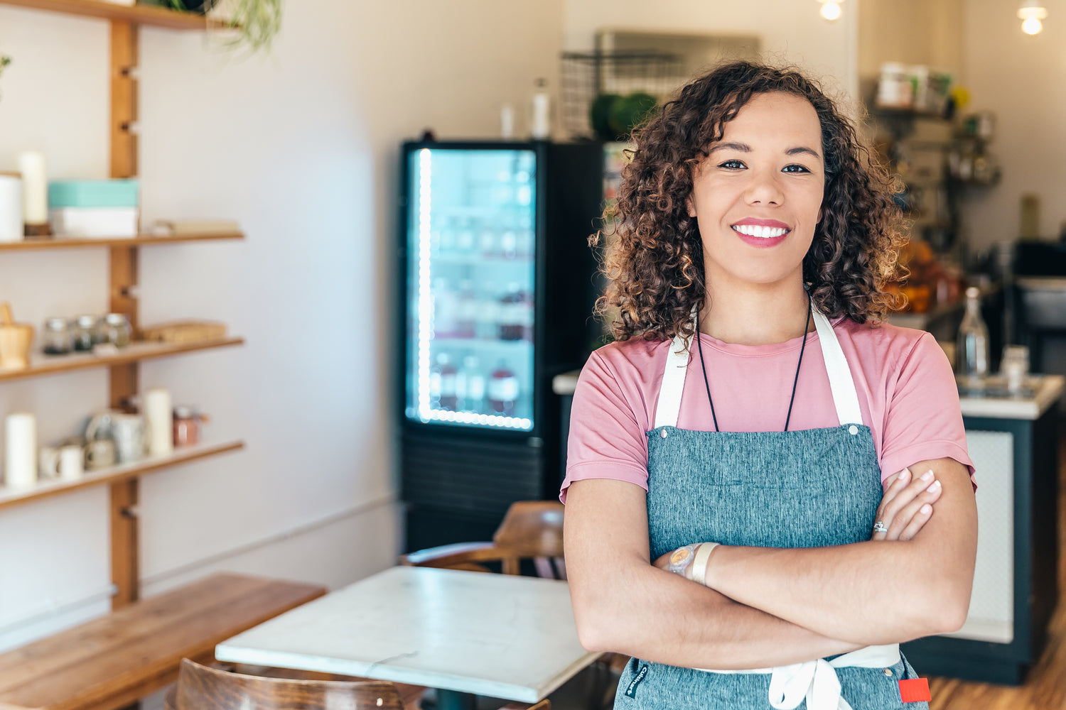 Barista sonríe en cafetería